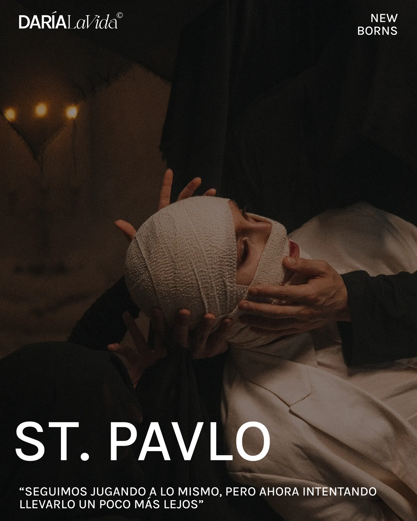 st. PAVLO con la cabeza vendada, sostenido por manos entre sombras